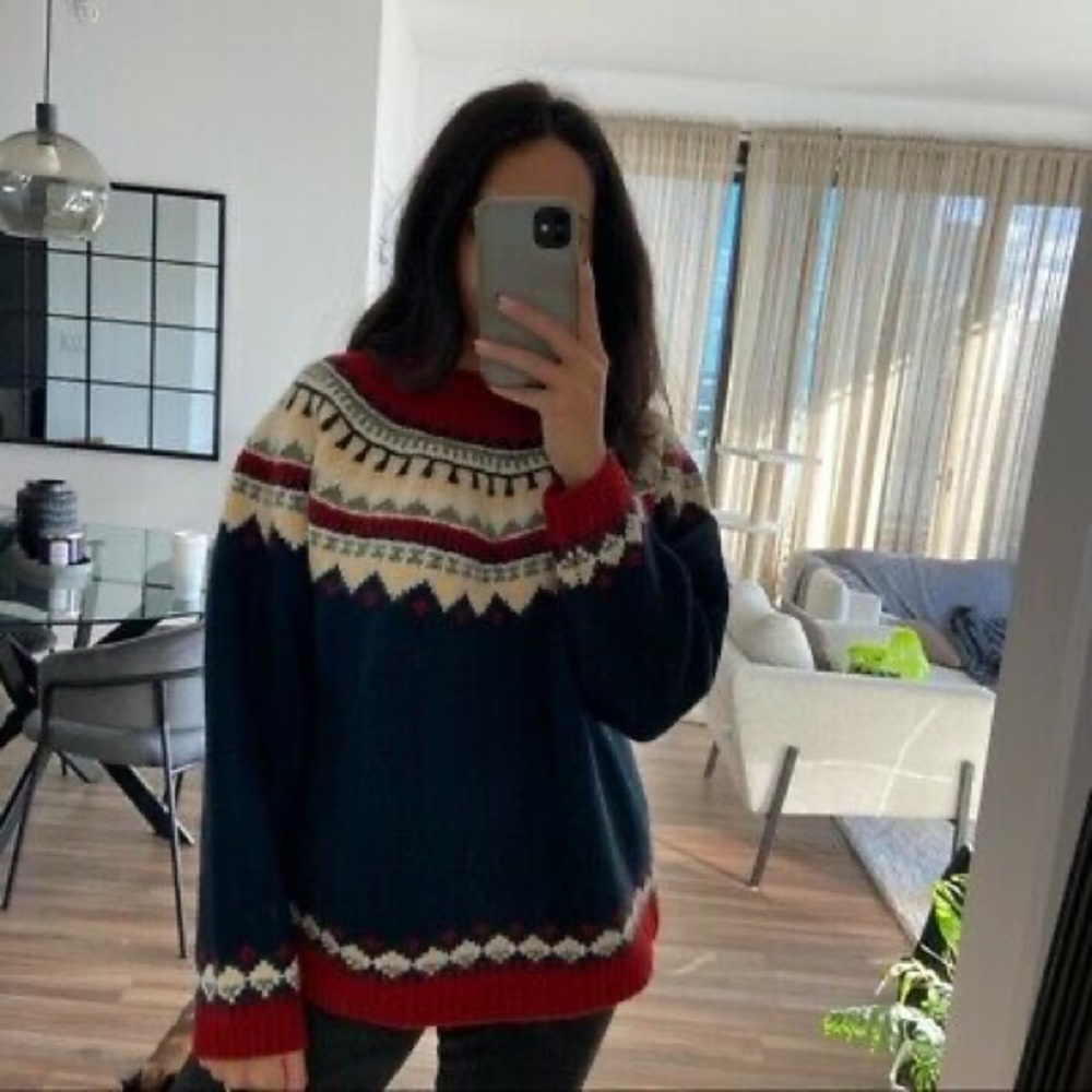 In EUC.

100% wool

Length:25.5''
Pit to pit: 24''
Shoulders:25.5''